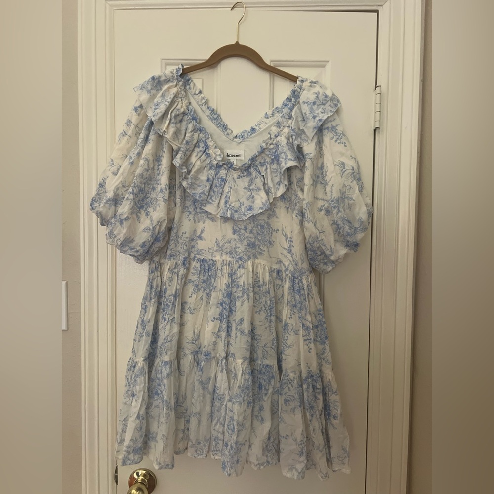 &Merci beautiful blue & ivory toile print ruffle v neck dress w/ full sleeves S